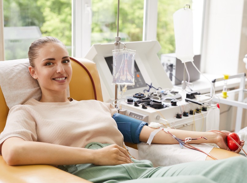 ragazza che dona il sangue